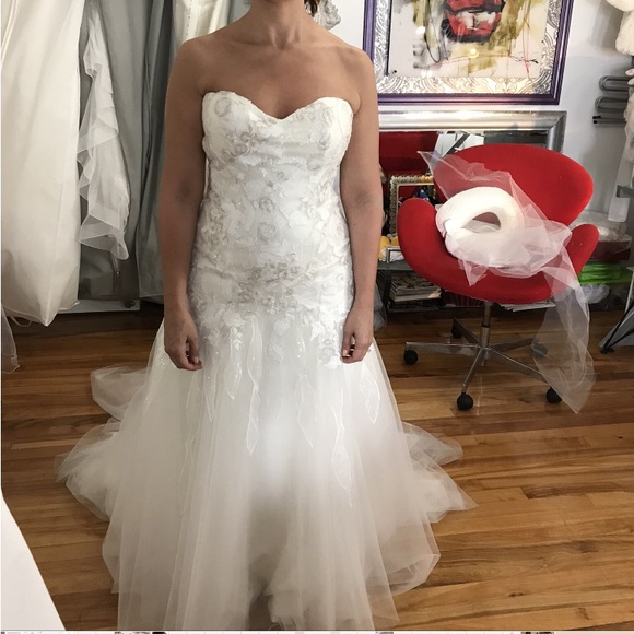 Gorgeous wedding gown never worn - Picture 4 of 8